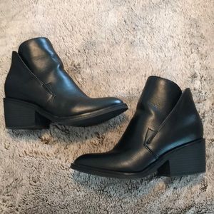 Women’s black boots